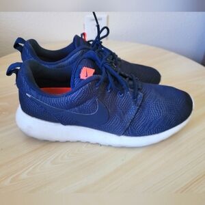 WMNS NIKE ROSHE ONE MOIRE OBSIDIAN/ WHITE/ BRIGHT MANGO size 7.5